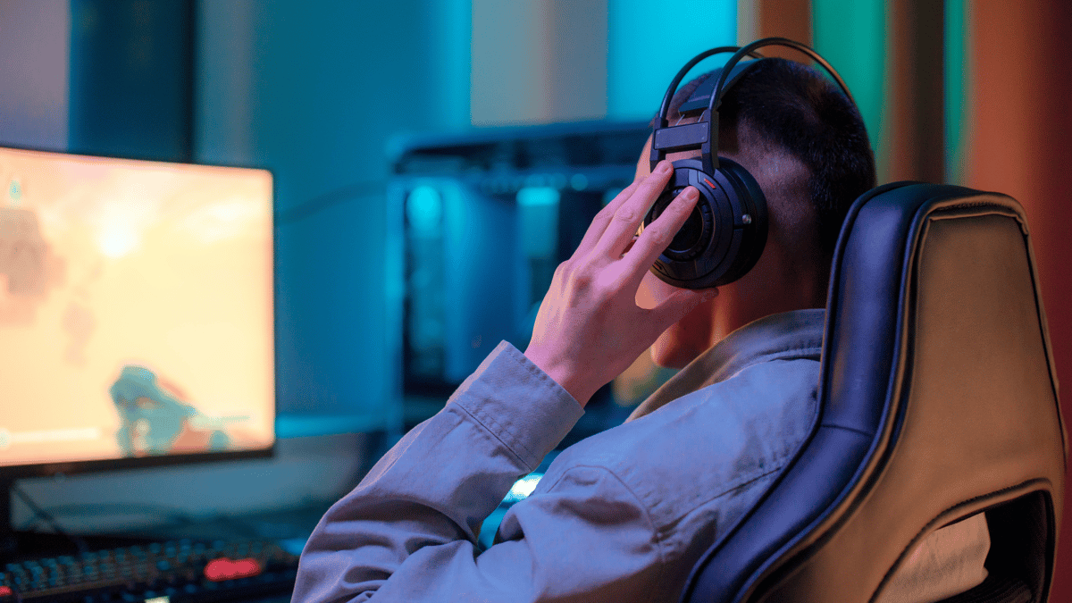 En person som har et headset som spiller videospill