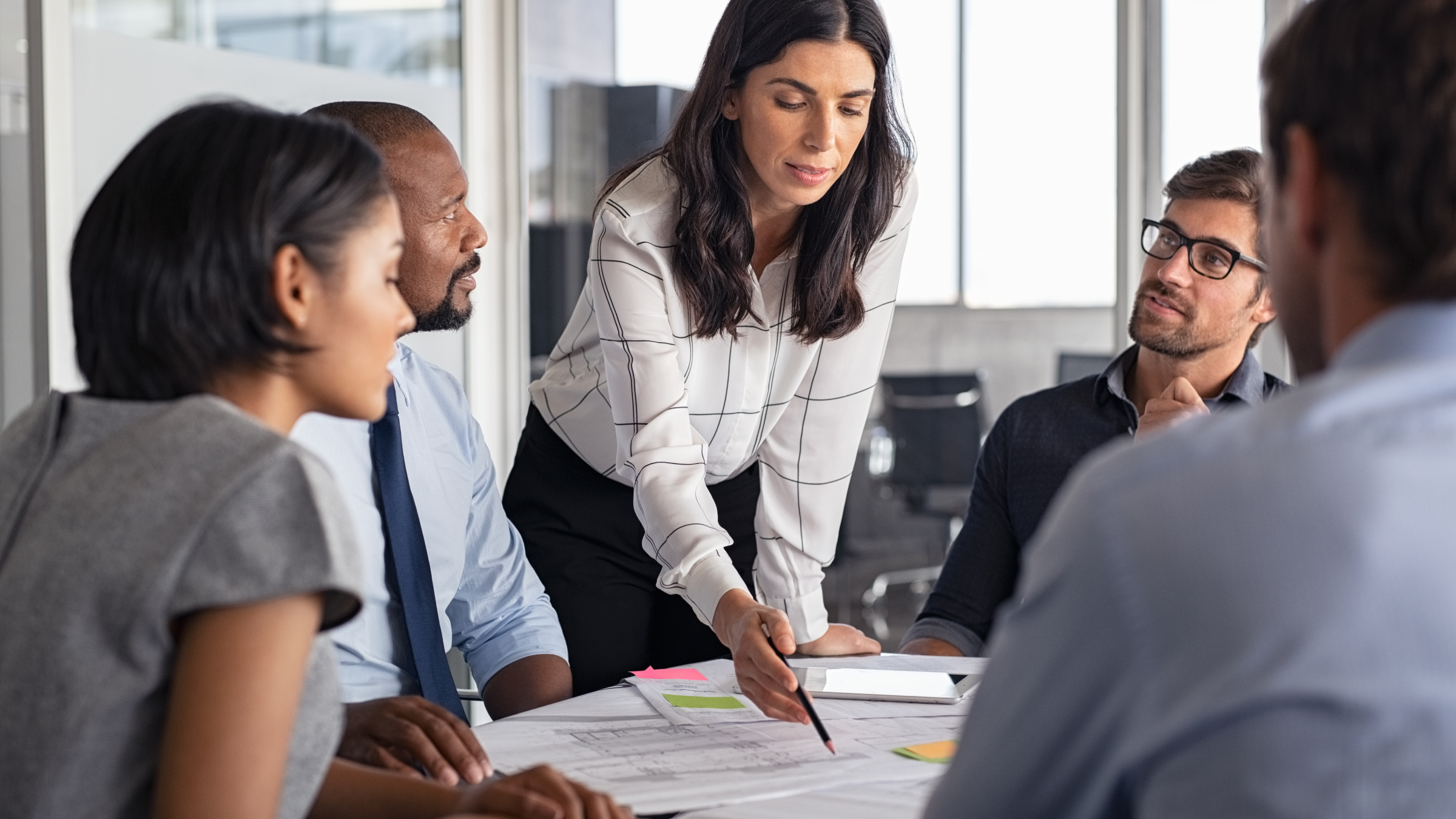 Employés qui parlent lors d'une réunion d'affaires.