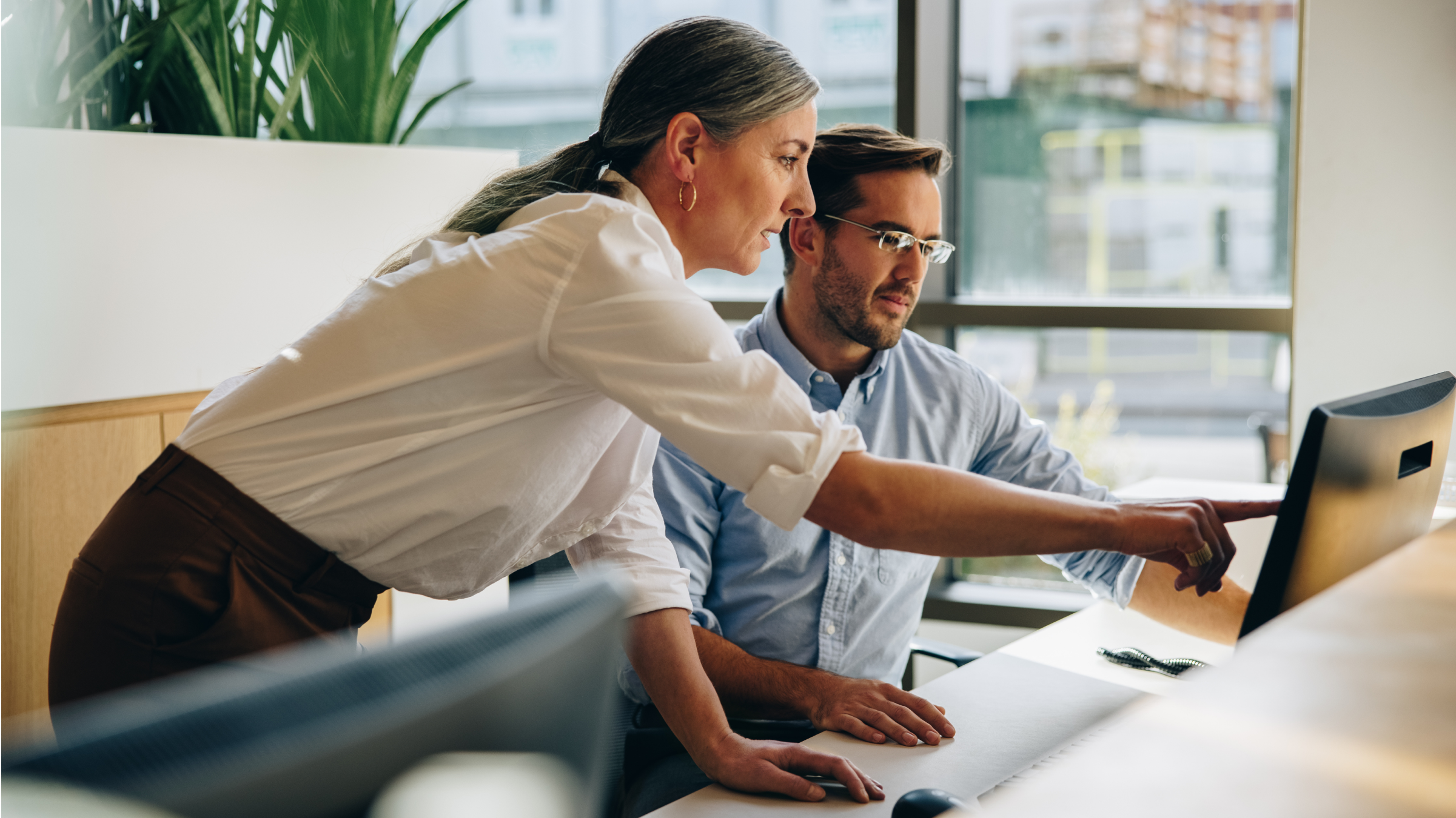 Deux employés travaillant dans un bureau. 