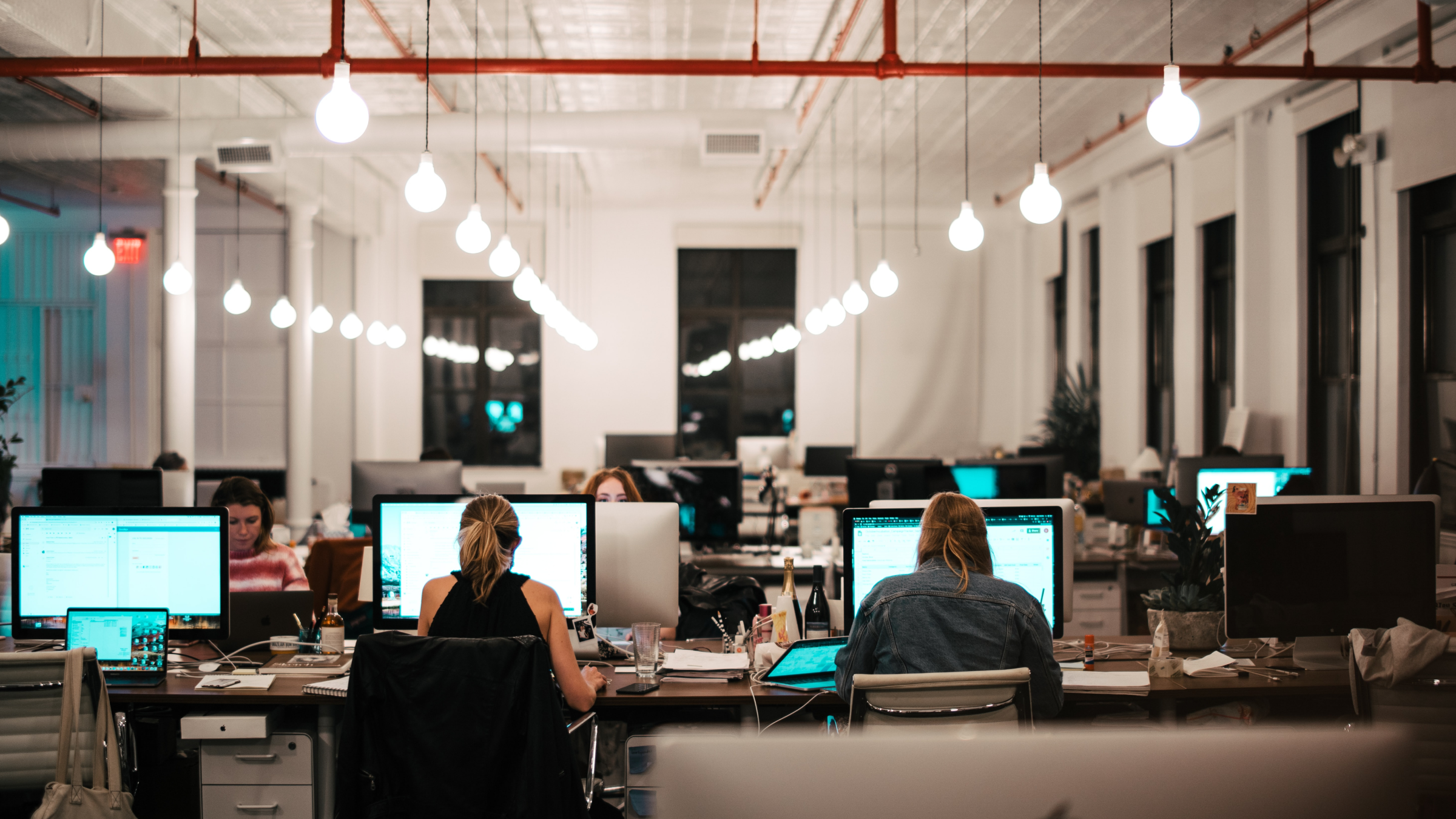 Des employés travaillant dans un bureau.