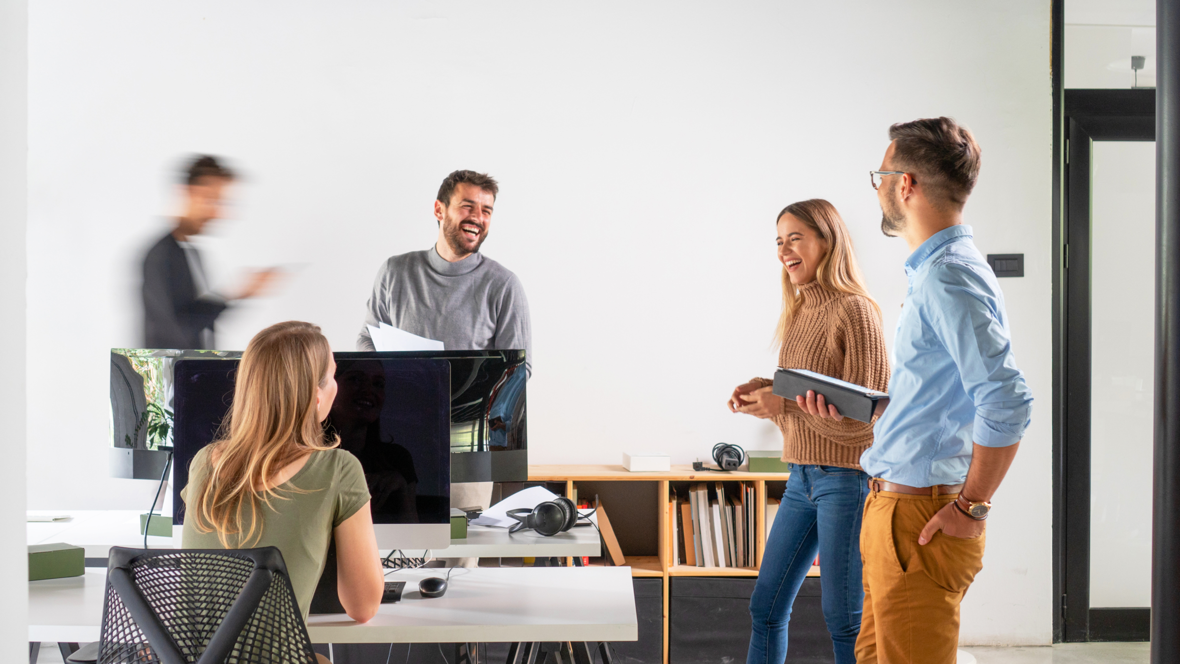 Un groupe d'employés discutant entre eux dans un bureau.