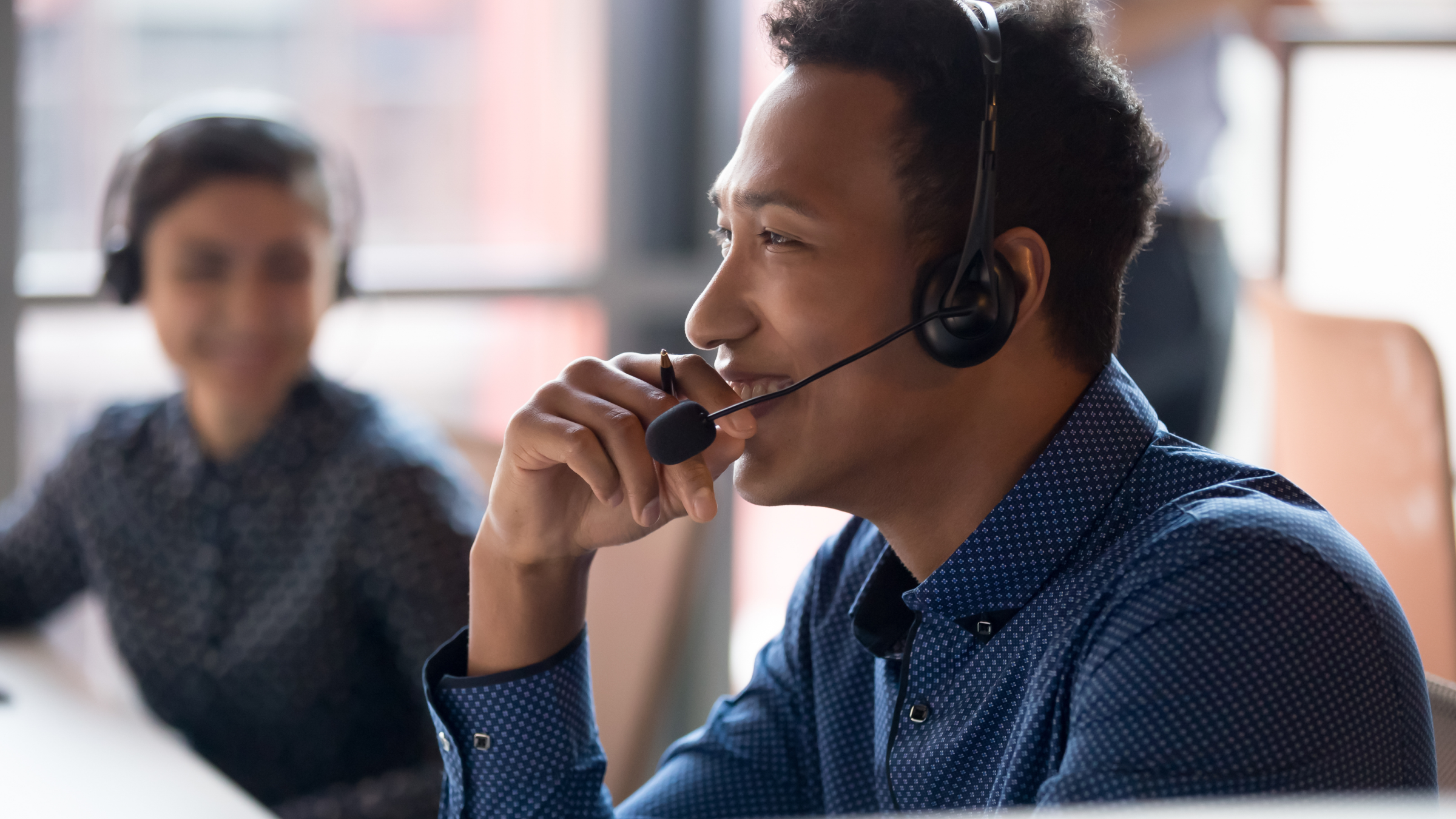 Un employé du service d'assistance en train de parler au téléphone.