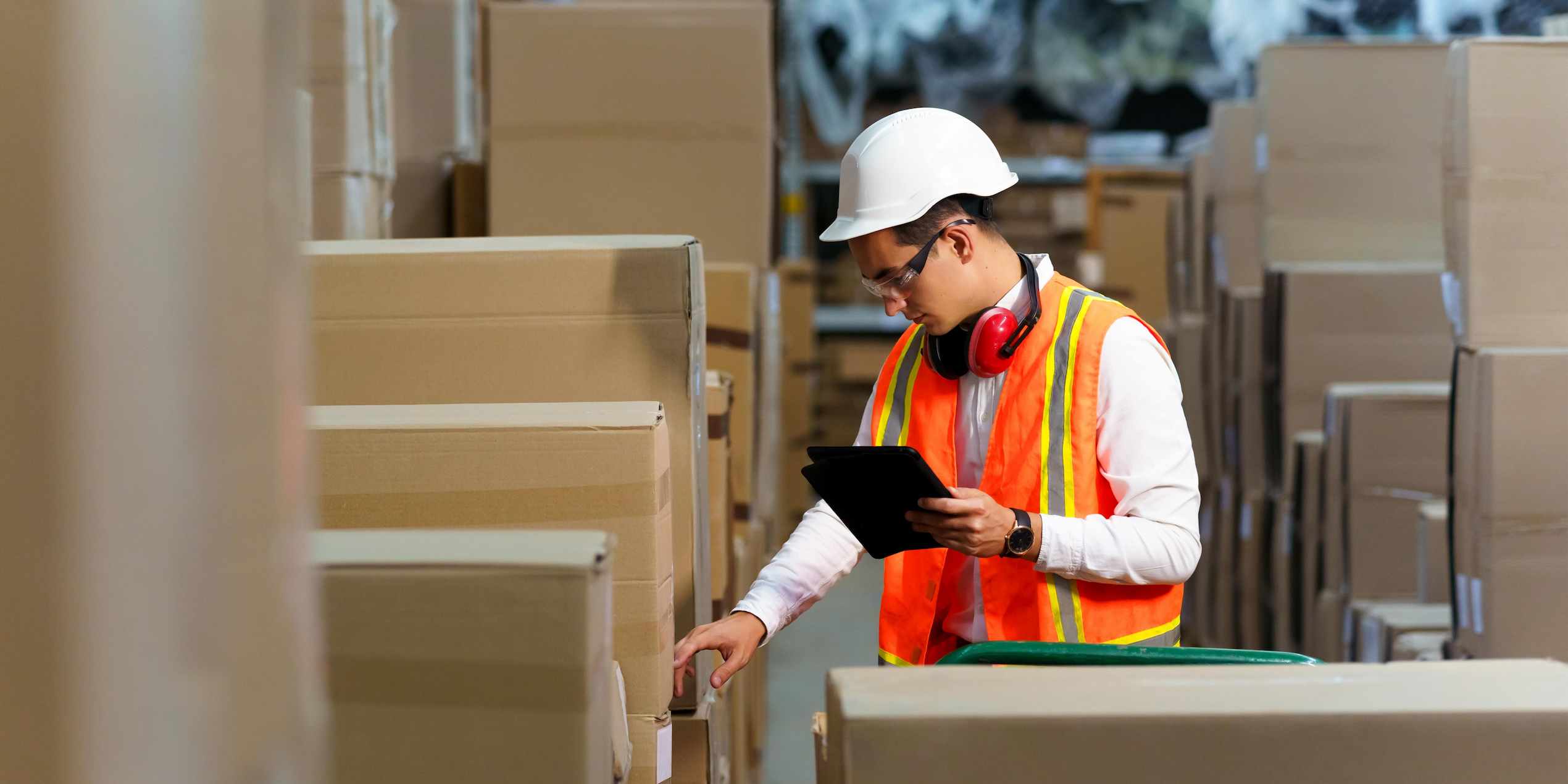 Un homme travaillant dans un entrepôt. 