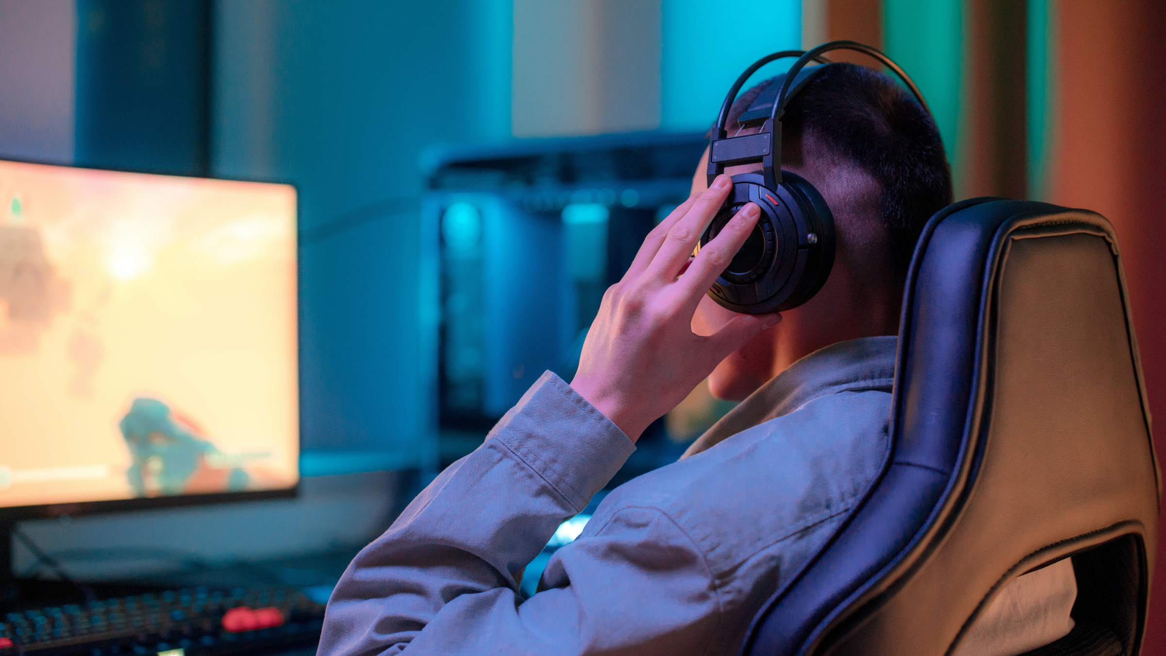 Une personne portant un casque d'écoute jouant à des jeux vidéo.