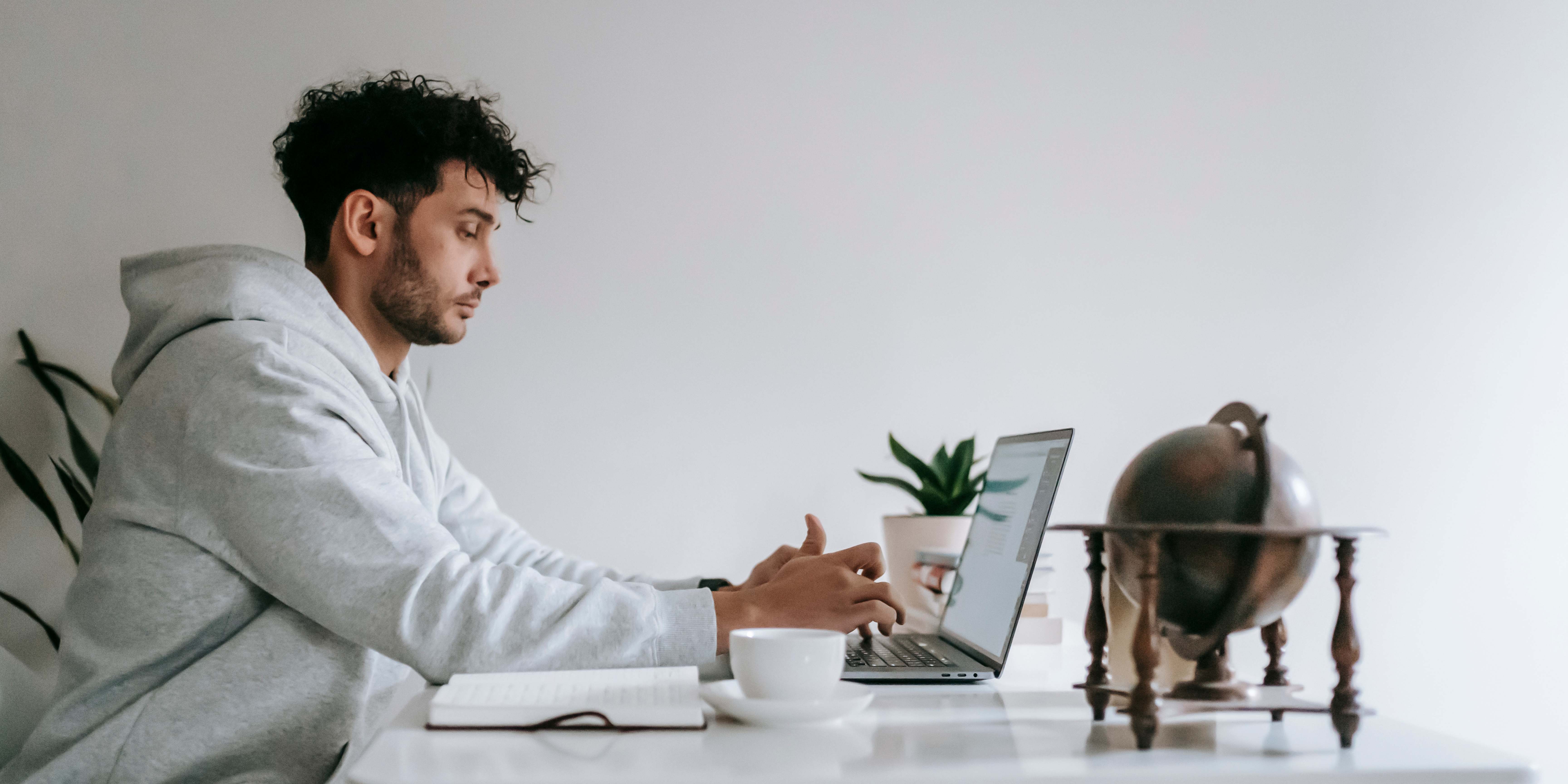 Un homme travaillant sur son ordinateur portable.