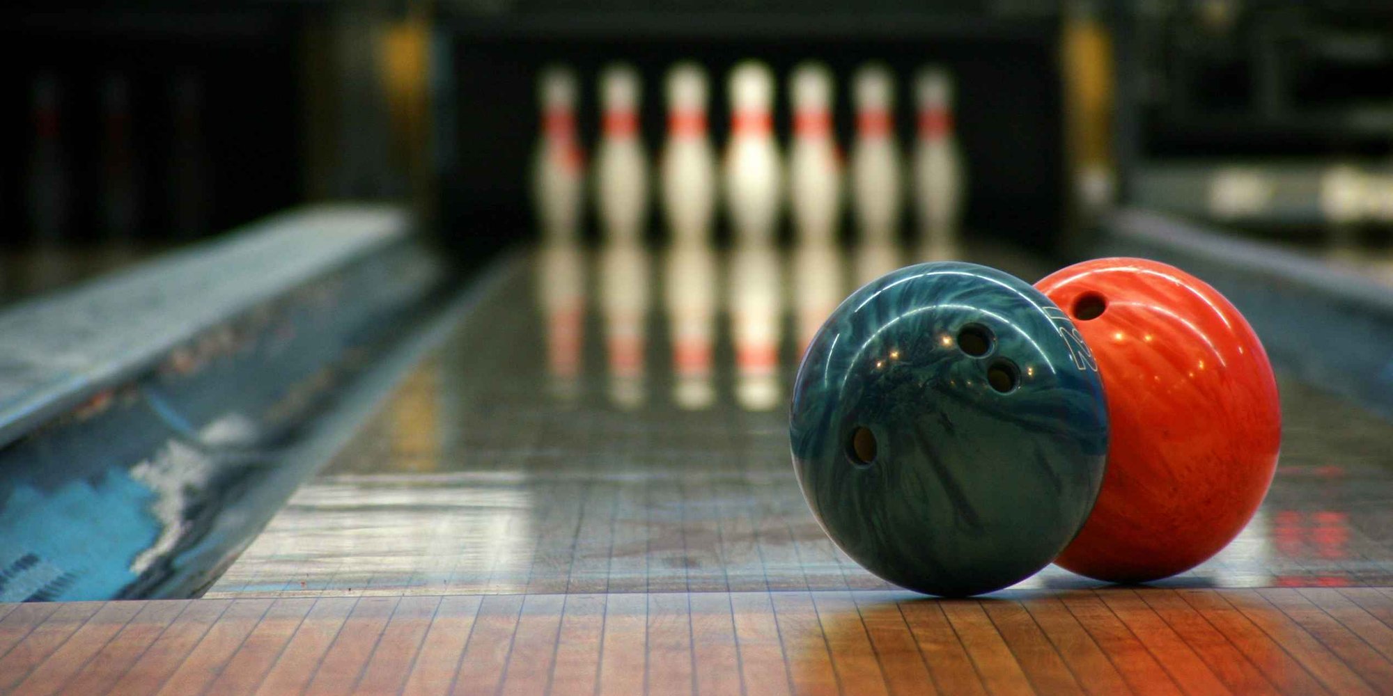 Deux boules de bowling.