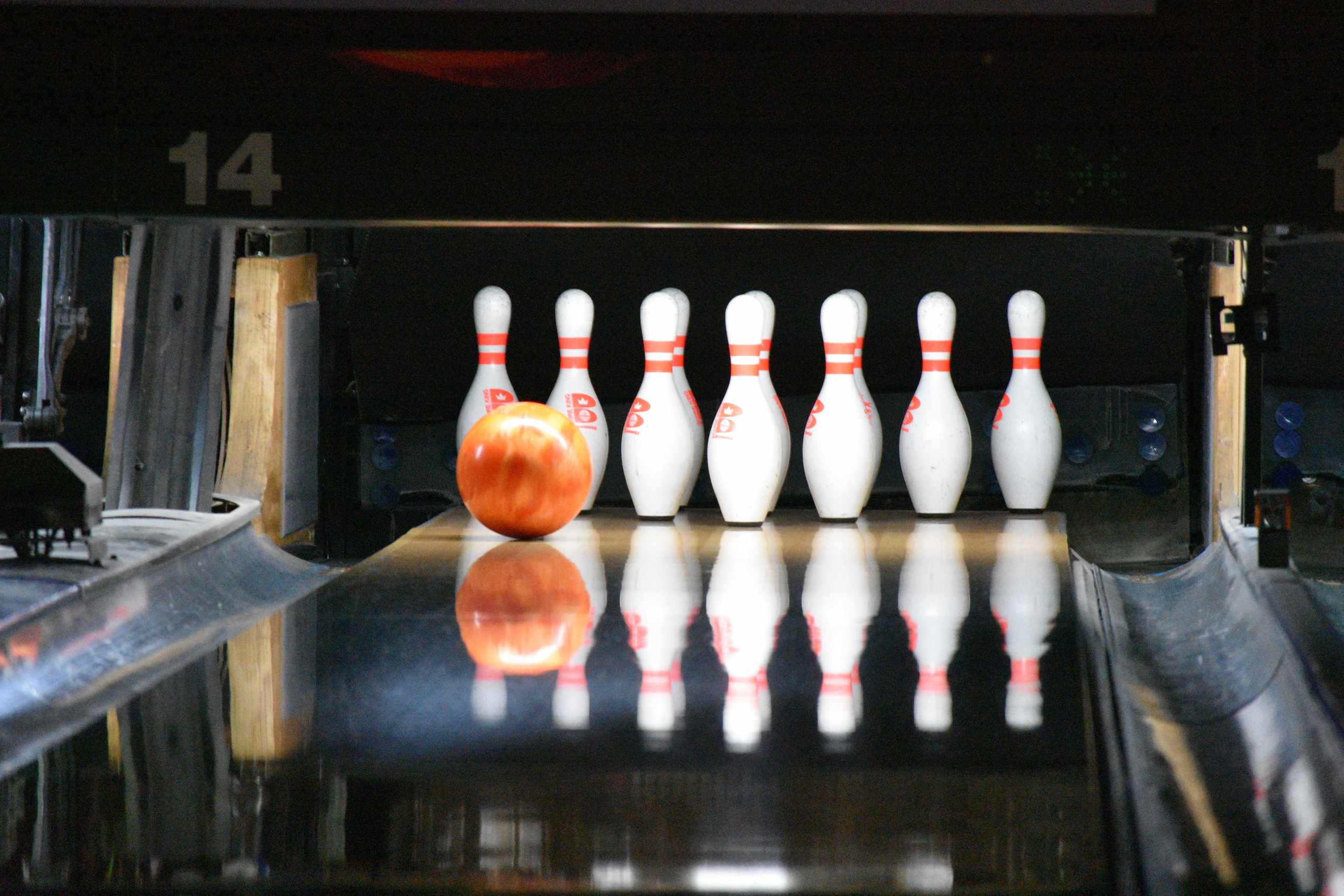 Une boule de bowling en ligne pour un strike.