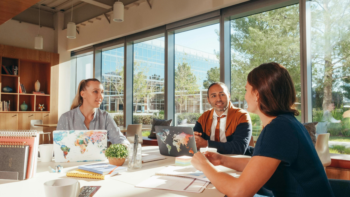 Featured image: Une réunion d'équipe au bureau  - Read full post: Comment se lancer dans Salesforce pour les petites entreprises en 2024
