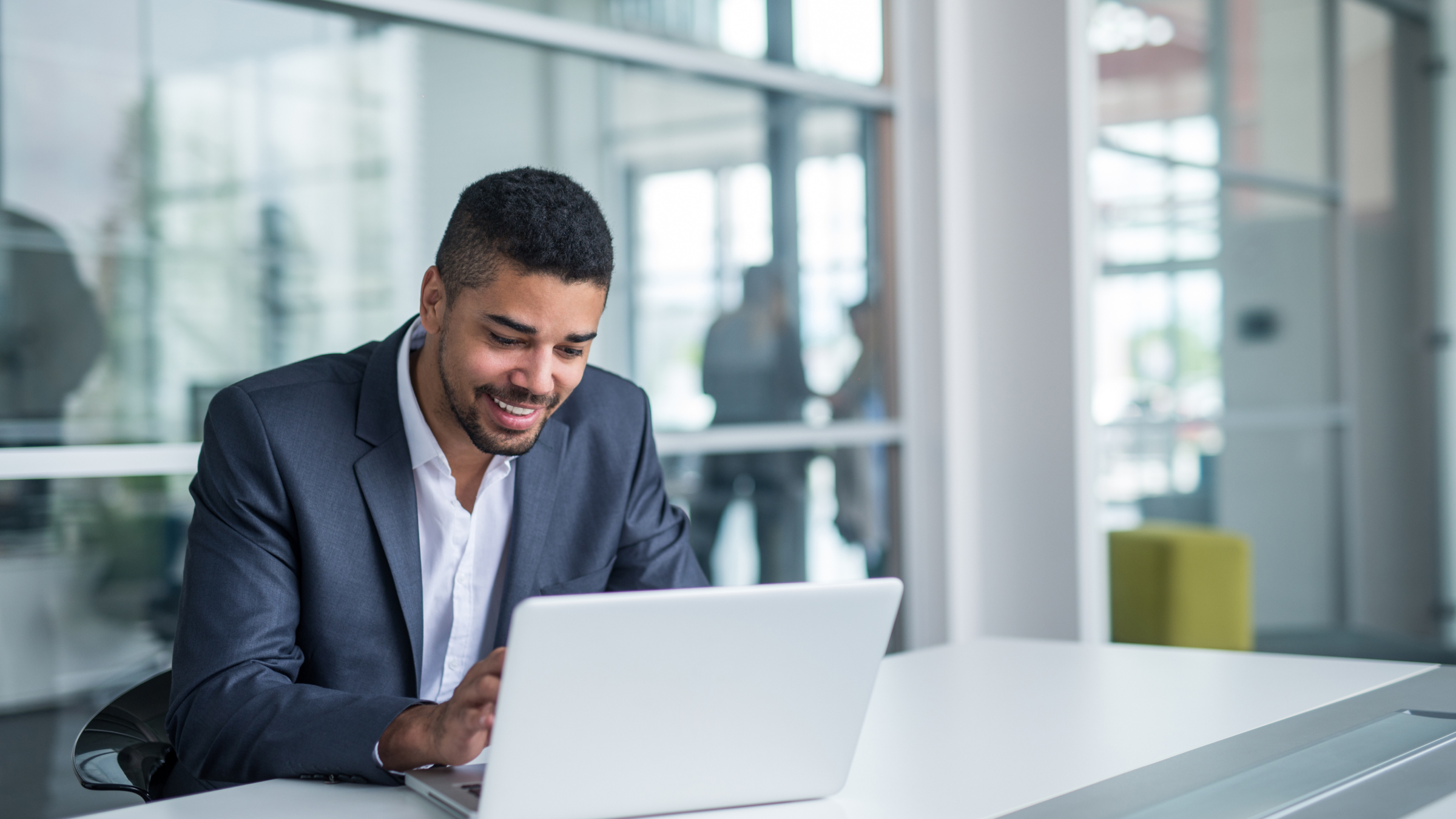 Featured image: Un homme travaillant sur son ordinateur portable.  - Read full post: 6 cyberattaques dont votre entreprise devrait être consciente en 2023